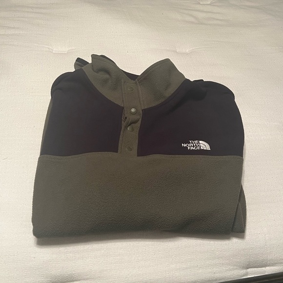 North Face Pullover - Picture 3 of 5